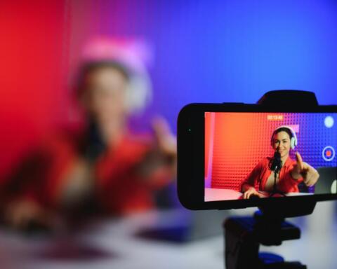 Indonesia blocca 4,7 milioni di account di minori su TikTok e YouTube: la stretta sui social diventa modello globale