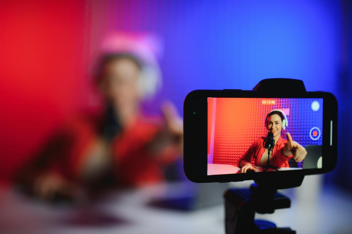 Indonesia blocca 4,7 milioni di account di minori su TikTok e YouTube: la stretta sui social diventa modello globale