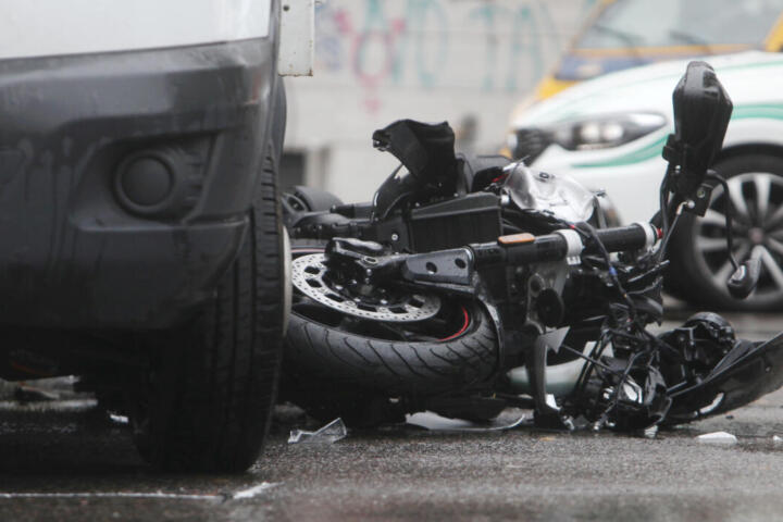 Incidenti, meno vittime ma più schianti: allarme giovani e utenti fragili sulle strade