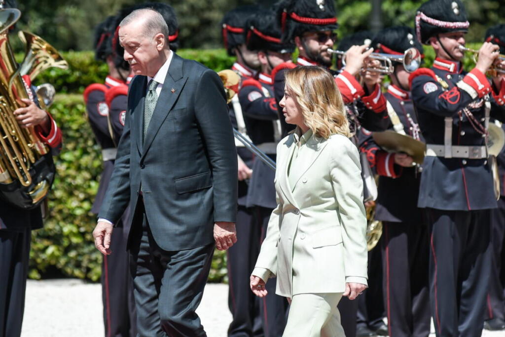 Nato, 140 miliardi per Kiev. Meloni chiama Erdogan prima del vertice di Ankara