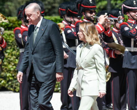 Nato, 140 miliardi per Kiev. Meloni chiama Erdogan prima del vertice di Ankara