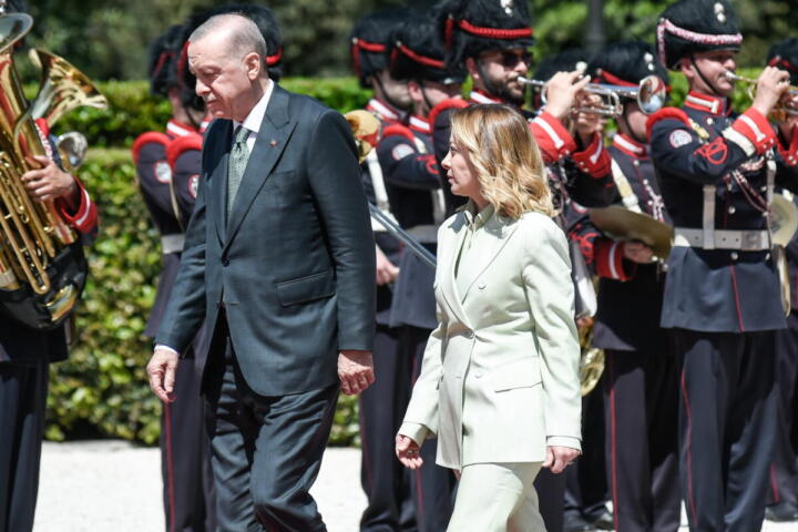 Nato, 140 miliardi per Kiev. Meloni chiama Erdogan prima del vertice di Ankara
