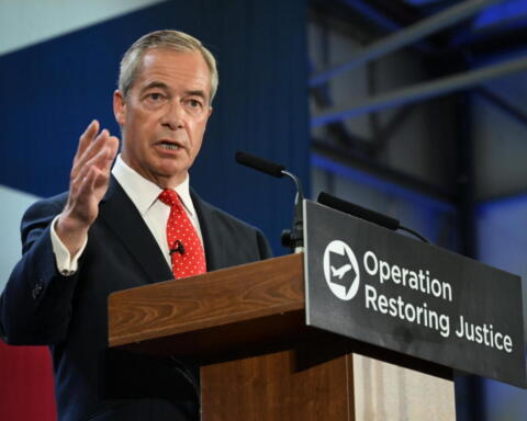 Farage contro Conte Binface, il bidone della spazzatura che potrebbe sconvolgere le più strane elezioni britanniche