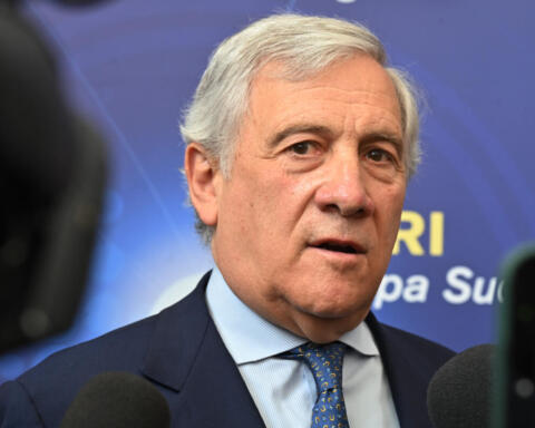 Tajani: "Nessuno si fa intimidire dal Cremlino". Poi rilancia sulla legge elettorale