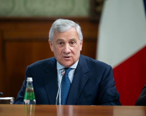 Mosca espelle due diplomatici italiani, scontro con Tajani. Nuovi raid russi sull’Ucraina, petroliera in fiamme nel Mar Nero