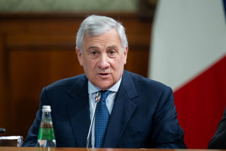 Mosca espelle due diplomatici italiani, scontro con Tajani. Nuovi raid russi sull’Ucraina, petroliera in fiamme nel Mar Nero
