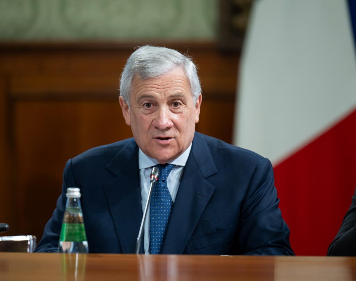 Mosca espelle due diplomatici italiani, scontro con Tajani. Nuovi raid russi sull’Ucraina, petroliera in fiamme nel Mar Nero