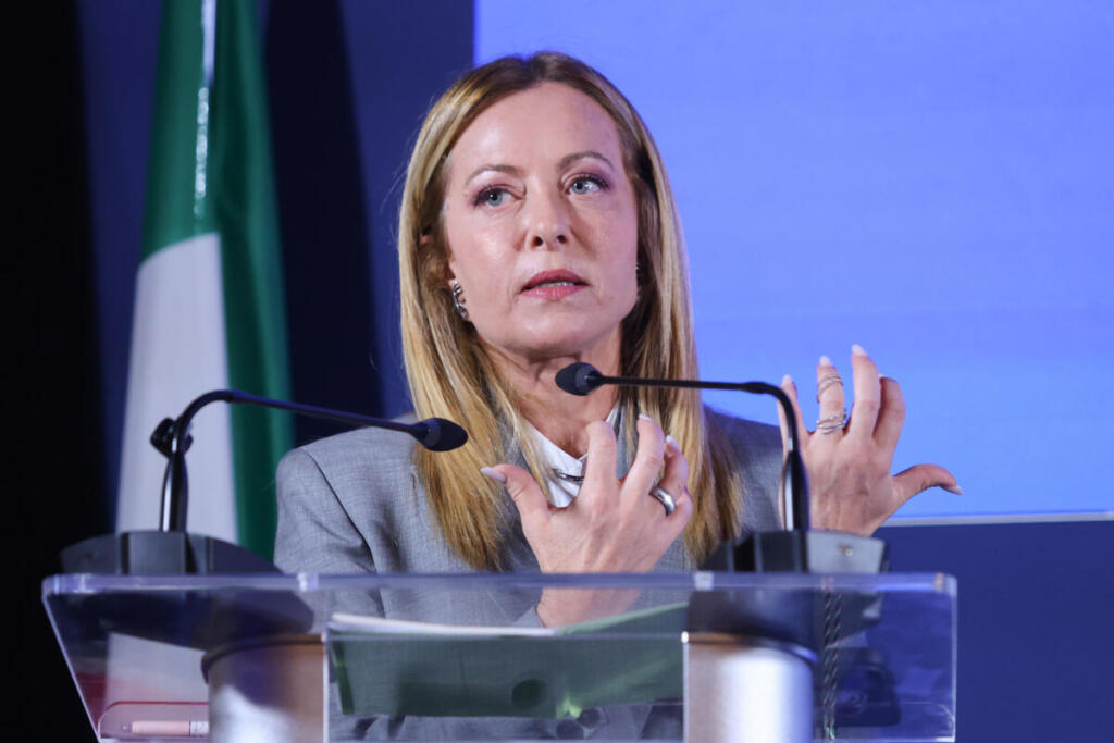Meloni sceglie il silenzio, opposizioni contro Trump: “Insulti inaccettabili all’Italia”