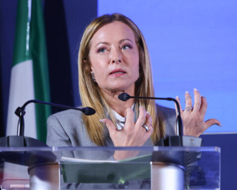 Meloni sceglie il silenzio, opposizioni contro Trump: “Insulti inaccettabili all’Italia”