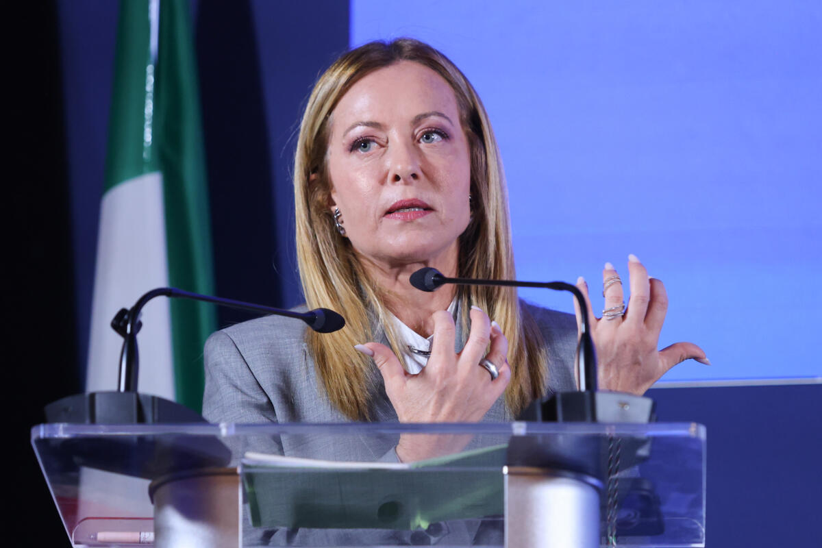 Meloni sceglie il silenzio, opposizioni contro Trump: “Insulti inaccettabili all’Italia”