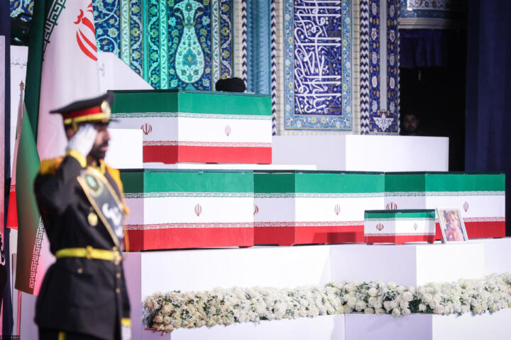 Khamenei, Teheran apre i funerali pubblici. In pausa il dialogo con gli Usa