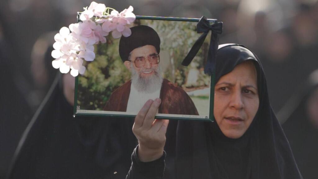 Teheran, folla oceanica per Khamenei. Trump: “Accordo o finiamo il lavoro”