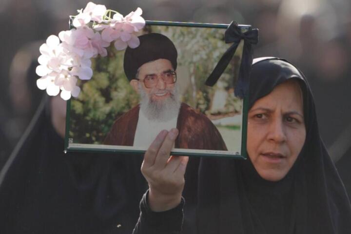 Teheran, folla oceanica per Khamenei. Trump: “Accordo o finiamo il lavoro”