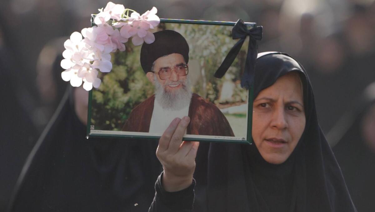 Teheran, folla oceanica per Khamenei. Trump: “Accordo o finiamo il lavoro”