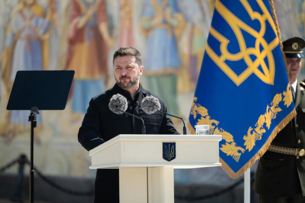 Guerra in Ucraina, nuovi raid incrociati: Kiev colpisce un deposito in Russia, pesante offensiva russa sulle città ucraine