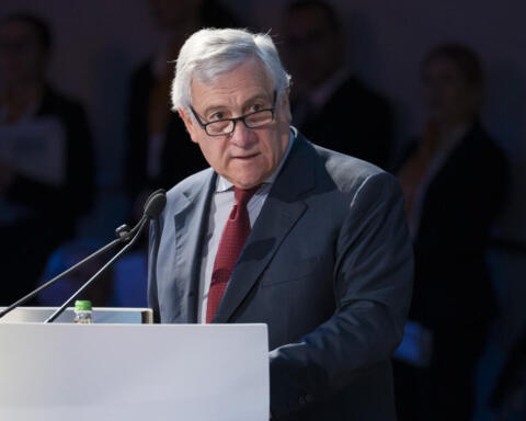 Mosca espelle due funzionari italiani, Tajani: “Ritorsione plateale”. Nuovi raid russi sulle città ucraine