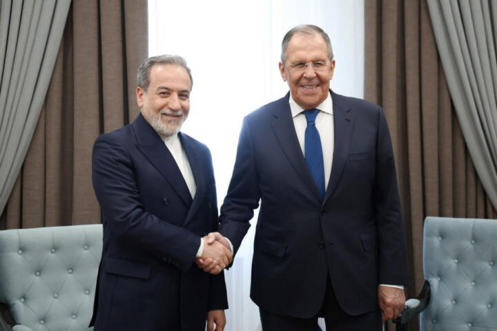 Iran, Araghchi incontra Lavrov: "Prospettive di pace Incerte". Teheran nega di avere respinto una tregua Usa