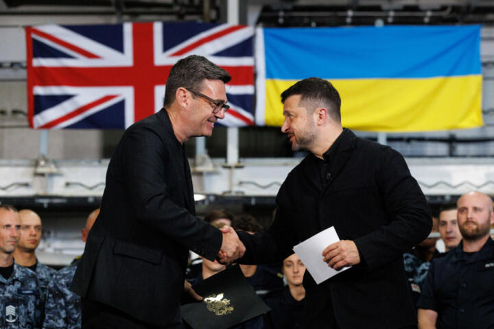 Zelensky a Londra incontra Burnham, cooperazione sui droni. Mosca colpisce i porti sul Mar Nero