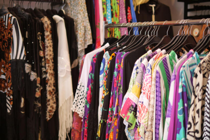Moda, stop agli sprechi: con il nuovo regolamento UE gli abiti invenduti non potranno più essere distrutti