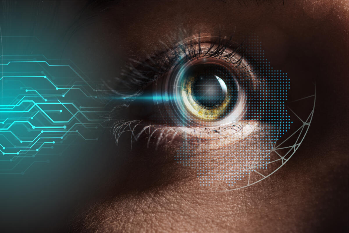 L'intelligenza artificiale entra in una fase nuova e, per molti aspetti, più impegnativa. Per anni il dibattito pubblico si è concentrato sulla qualità delle risposte generate dai modelli linguistici: accuratezza, capacità di sintesi, creatività, affidabilità delle informazioni. Oggi, invece, la questione decisiva non è più soltanto cosa un sistema sia in grado di dire, ma cosa sia autorizzato a fare. L'affermazione degli agenti AI segna infatti un cambio di paradigma. Non siamo più davanti a software che suggeriscono, ma a strumenti capaci di eseguire operazioni in ambienti digitali complessi. Possono consultare archivi, compilare documenti, aggiornare banche dati, organizzare agende, interagire con piattaforme informatiche e concatenare una serie di attività fino al raggiungimento di un obiettivo. È una rivoluzione destinata a incidere profondamente sull'organizzazione delle imprese e, soprattutto, della pubblica amministrazione. Il punto, tuttavia, non è alimentare timori irrazionali. Un approccio liberale e riformista impone di guardare all'innovazione come a un'opportunità, senza rinunciare ai principi della responsabilità e della buona amministrazione. L'Europa ha scelto questa strada, puntando su uno sviluppo tecnologico accompagnato da regole capaci di tutelare cittadini, imprese e istituzioni. La vera domanda diventa allora un'altra: quali poteri concediamo agli agenti digitali? Un errore in una risposta testuale può essere corretto da chi legge. Diverso è il caso di un sistema autorizzato a modificare documenti, inviare comunicazioni ufficiali, aggiornare registri o cancellare informazioni. Qui l'errore non resta confinato nello schermo, ma produce effetti giuridici, organizzativi ed economici.Per questo motivo il principio del "minimo privilegio", ben noto agli esperti di sicurezza informatica, assume oggi un valore centrale anche nella governance dell'intelligenza artificiale. Ogni agente dovrebbe poter svolgere esclusivamente le attività strettamente necessarie alla funzione assegnata. Consultare un documento non equivale ad avere il potere di modificarlo; predisporre una bozza non significa poterla trasmettere automaticamente. La distinzione può sembrare tecnica, ma rappresenta uno dei cardini della futura amministrazione digitale. Lo stesso vale per il controllo umano. Troppo spesso si afferma che "l'uomo resta al centro del processo", senza precisare cosa significhi realmente. Una supervisione efficace non consiste nel prendere atto, a posteriori, di quanto il sistema ha già eseguito. Significa intervenire prima che un'azione produca effetti rilevanti, autorizzando consapevolmente i passaggi più delicati. Nella pubblica amministrazione questa esigenza diventa ancora più evidente. Procedure amministrative, dati personali, documentazione contabile, atti ufficiali e fascicoli digitali richiedono livelli di tutela incompatibili con automatismi privi di verifiche. L'efficienza resta un obiettivo fondamentale, ma non può trasformarsi in deresponsabilizzazione. Esiste poi un altro aspetto spesso sottovalutato: la possibilità di interrompere immediatamente l'attività di un agente. Un sistema realmente affidabile deve poter essere fermato, con accessi revocabili e operazioni tracciabili. La registrazione delle attività non rappresenta un semplice adempimento tecnico, ma uno strumento essenziale di trasparenza, accountability e ricostruzione degli eventi. Anche il rischio va interpretato correttamente. Non deriva soltanto da eventuali limiti dell'algoritmo. Può nascere da autorizzazioni troppo ampie, configurazioni inadeguate, istruzioni formulate in modo ambiguo o da una progettazione organizzativa insufficiente. In altre parole, la qualità del modello è solo uno degli elementi della sicurezza complessiva. Per imprese ed enti pubblici ciò significa investire non solo nella tecnologia, ma anche nella formazione del personale, nella definizione delle responsabilità e nella progettazione dei processi. L'intelligenza artificiale non sostituisce il governo delle organizzazioni: lo rende ancora più importante. Il successo degli agenti AI, dunque, non sarà misurato dalla loro autonomia, bensì dalla capacità delle istituzioni e delle imprese di mantenerne il controllo. La vera innovazione non consiste nel costruire sistemi che possano fare tutto, ma nel sapere con precisione che cosa non dovranno mai fare senza una decisione umana. È questa la condizione perché la trasformazione digitale rafforzi, anziché indebolire, efficienza, legalità e fiducia dei cittadini.