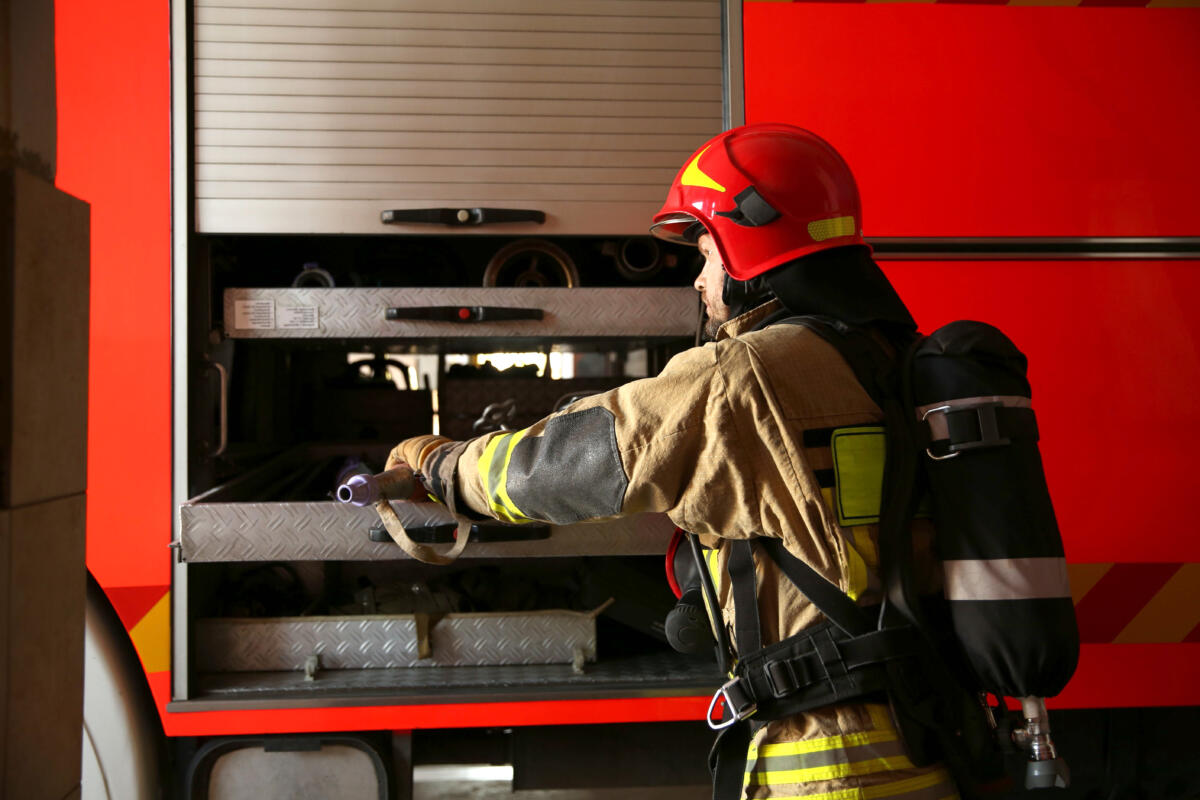 Francia, giovane vigile del fuoco indagato per l’incendio di Fontainebleau: 2.000 ettari distrutti e allerta nazionale