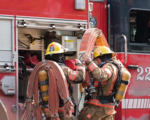 Incendio e fuochi d’artificio davanti al 26 Federal Plaza: arrestato un veterano dell’esercito