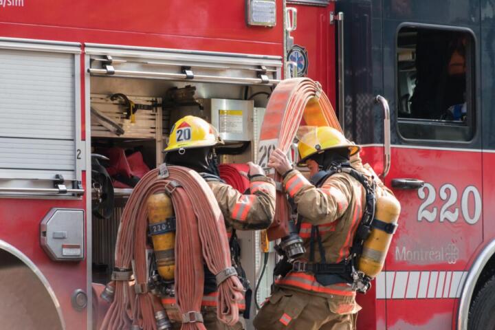 Incendio e fuochi d’artificio davanti al 26 Federal Plaza: arrestato un veterano dell’esercito