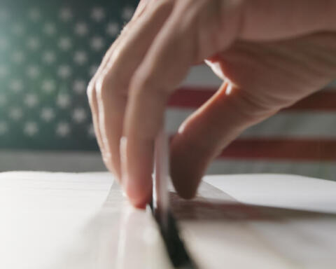 La Camera dei Rappresentanti degli Stati Uniti voterà la prossima settimana una proposta di legge che potrebbe cambiare in modo permanente il modo in cui gli americani regolano il proprio orologio. Secondo un avviso pubblicato giovedì, l’aula esaminerà il Sunshine Protection Act, il provvedimento che renderebbe permanente l’ora legale in tutto il Paese, pur consentendo agli Stati di non aderire. La misura ha già ottenuto un forte sostegno bipartisan: a maggio, la Commissione Energia e Commercio ha approvato il testo con un voto schiacciante, 48 a 1. Il Senato aveva già votato all’unanimità nel marzo 2022 per rendere permanente l’ora legale, ma la Camera non aveva mai portato il provvedimento in aula a causa dell’opposizione interna. L’ora legale — introdotta negli anni ’60 e basata sullo spostamento delle lancette avanti di un’ora durante la metà estiva dell’anno — è da tempo oggetto di dibattito. I sostenitori del Sunshine Protection Act sostengono che il cambio semestrale provochi disturbi del sonno, aumento degli infortuni sul lavoro e più incidenti stradali. Credono inoltre che serate più luminose possano stimolare l’economia, soprattutto nei mesi invernali. Il Presidente Donald Trump ha espresso più volte il suo sostegno alla fine del cambio d’ora, definendo a maggio la pratica “una ridicola operazione semestrale” che costa tempo e denaro. Se la Camera approverà il provvedimento, il Senato dovrà decidere se riesaminare la misura, che incontra l’opposizione del senatore repubblicano dell’Arkansas Tom Cotton. Cotton sostiene che l’ora legale permanente porterebbe ad albe invernali molto tardive, costringendo milioni di bambini ad andare a scuola al buio. Gli Stati Uniti hanno già sperimentato l’ora legale permanente: durante la Seconda Guerra Mondiale e nel 1974, quando fu reintrodotta per ridurre il consumo energetico. L’esperimento del ’74, però, si rivelò profondamente impopolare e il Congresso lo abrogò nello stesso anno.