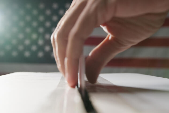 La Camera dei Rappresentanti degli Stati Uniti voterà la prossima settimana una proposta di legge che potrebbe cambiare in modo permanente il modo in cui gli americani regolano il proprio orologio. Secondo un avviso pubblicato giovedì, l’aula esaminerà il Sunshine Protection Act, il provvedimento che renderebbe permanente l’ora legale in tutto il Paese, pur consentendo agli Stati di non aderire. La misura ha già ottenuto un forte sostegno bipartisan: a maggio, la Commissione Energia e Commercio ha approvato il testo con un voto schiacciante, 48 a 1. Il Senato aveva già votato all’unanimità nel marzo 2022 per rendere permanente l’ora legale, ma la Camera non aveva mai portato il provvedimento in aula a causa dell’opposizione interna. L’ora legale — introdotta negli anni ’60 e basata sullo spostamento delle lancette avanti di un’ora durante la metà estiva dell’anno — è da tempo oggetto di dibattito. I sostenitori del Sunshine Protection Act sostengono che il cambio semestrale provochi disturbi del sonno, aumento degli infortuni sul lavoro e più incidenti stradali. Credono inoltre che serate più luminose possano stimolare l’economia, soprattutto nei mesi invernali. Il Presidente Donald Trump ha espresso più volte il suo sostegno alla fine del cambio d’ora, definendo a maggio la pratica “una ridicola operazione semestrale” che costa tempo e denaro. Se la Camera approverà il provvedimento, il Senato dovrà decidere se riesaminare la misura, che incontra l’opposizione del senatore repubblicano dell’Arkansas Tom Cotton. Cotton sostiene che l’ora legale permanente porterebbe ad albe invernali molto tardive, costringendo milioni di bambini ad andare a scuola al buio. Gli Stati Uniti hanno già sperimentato l’ora legale permanente: durante la Seconda Guerra Mondiale e nel 1974, quando fu reintrodotta per ridurre il consumo energetico. L’esperimento del ’74, però, si rivelò profondamente impopolare e il Congresso lo abrogò nello stesso anno.