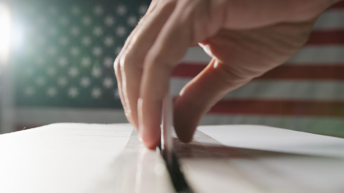La Camera dei Rappresentanti degli Stati Uniti voterà la prossima settimana una proposta di legge che potrebbe cambiare in modo permanente il modo in cui gli americani regolano il proprio orologio. Secondo un avviso pubblicato giovedì, l’aula esaminerà il Sunshine Protection Act, il provvedimento che renderebbe permanente l’ora legale in tutto il Paese, pur consentendo agli Stati di non aderire. La misura ha già ottenuto un forte sostegno bipartisan: a maggio, la Commissione Energia e Commercio ha approvato il testo con un voto schiacciante, 48 a 1. Il Senato aveva già votato all’unanimità nel marzo 2022 per rendere permanente l’ora legale, ma la Camera non aveva mai portato il provvedimento in aula a causa dell’opposizione interna. L’ora legale — introdotta negli anni ’60 e basata sullo spostamento delle lancette avanti di un’ora durante la metà estiva dell’anno — è da tempo oggetto di dibattito. I sostenitori del Sunshine Protection Act sostengono che il cambio semestrale provochi disturbi del sonno, aumento degli infortuni sul lavoro e più incidenti stradali. Credono inoltre che serate più luminose possano stimolare l’economia, soprattutto nei mesi invernali. Il Presidente Donald Trump ha espresso più volte il suo sostegno alla fine del cambio d’ora, definendo a maggio la pratica “una ridicola operazione semestrale” che costa tempo e denaro. Se la Camera approverà il provvedimento, il Senato dovrà decidere se riesaminare la misura, che incontra l’opposizione del senatore repubblicano dell’Arkansas Tom Cotton. Cotton sostiene che l’ora legale permanente porterebbe ad albe invernali molto tardive, costringendo milioni di bambini ad andare a scuola al buio. Gli Stati Uniti hanno già sperimentato l’ora legale permanente: durante la Seconda Guerra Mondiale e nel 1974, quando fu reintrodotta per ridurre il consumo energetico. L’esperimento del ’74, però, si rivelò profondamente impopolare e il Congresso lo abrogò nello stesso anno.