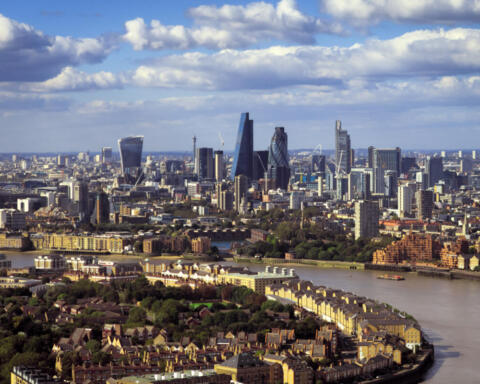 Londra perde abitanti: primo calo demografico dal 2021, mentre il resto dell’Inghilterra cresce