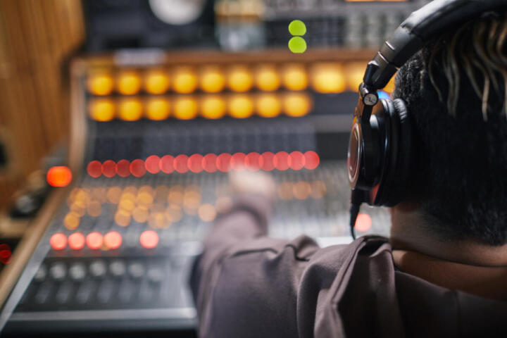 L’industria musicale introduce etichette per distinguere musica umana e musica generata dall’IA