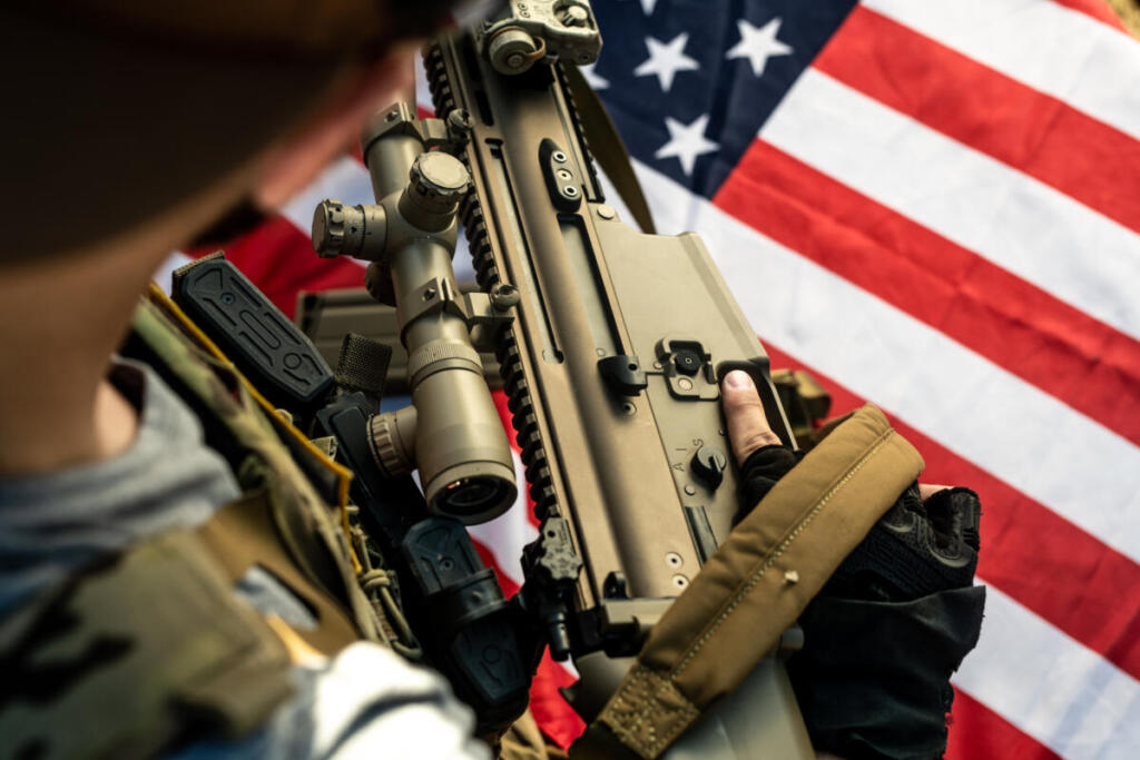 Decima notte di raid Usa per riaprire Hormuz. Teheran colpisce basi americane nel Golfo, ferma due petroliere e minaccia guerra su vasta scala