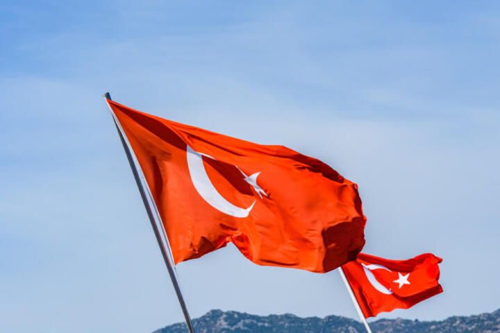 Turchia, il governatore ciclista rimosso dall’incarico diventa simbolo di una protesta nazionale