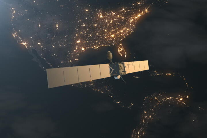 Un milione di satelliti e 50.000 specchi: il futuro del cielo notturno potrebbe diventare un 'anello di Saturno' attorno alla Terra