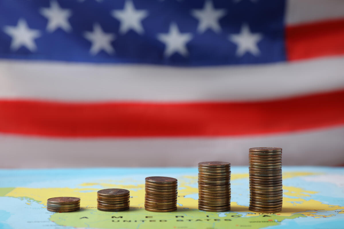 Scattano i nuovi dazi Usa fino al 12,5%. L’Ue: "In linea con gli accordi". Pechino: "La guerra commerciale non conviene a nessuno"