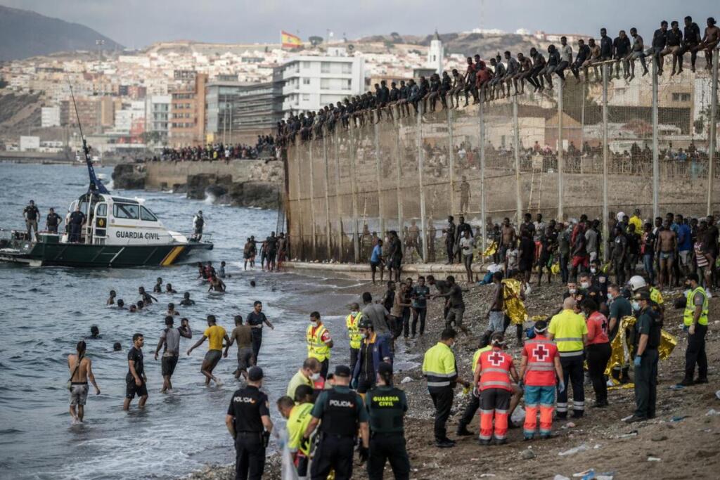 Un gruppo di migranti che raggiunge la costa o viene soccorso