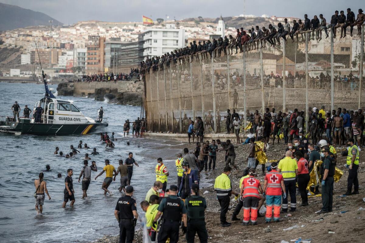Un gruppo di migranti che raggiunge la costa o viene soccorso