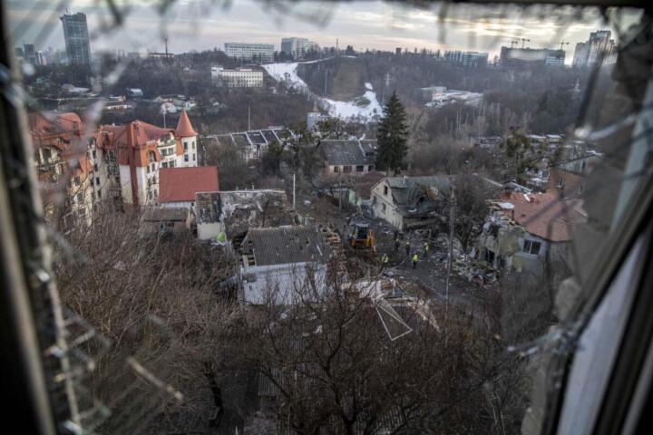 Ucraina, strage vicino a Kiev: 37 morti nel deposito di munizioni colpito dai russi
