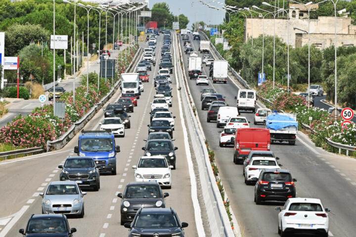 Esodo di Ferragosto, 25 milioni in viaggio: traffico da bollino nero e afa fino a 40 gradi