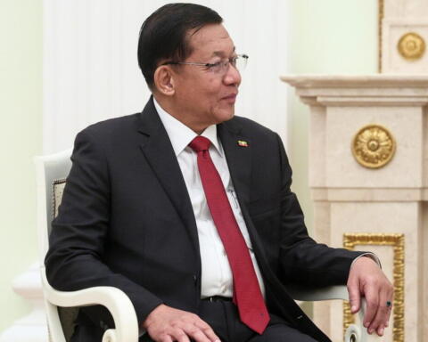 Accoglienza trionfale a Bangkok per Min Aung Hlaing: la Thailandia tenta il difficile equilibrio tra pace, affari e ASEAN