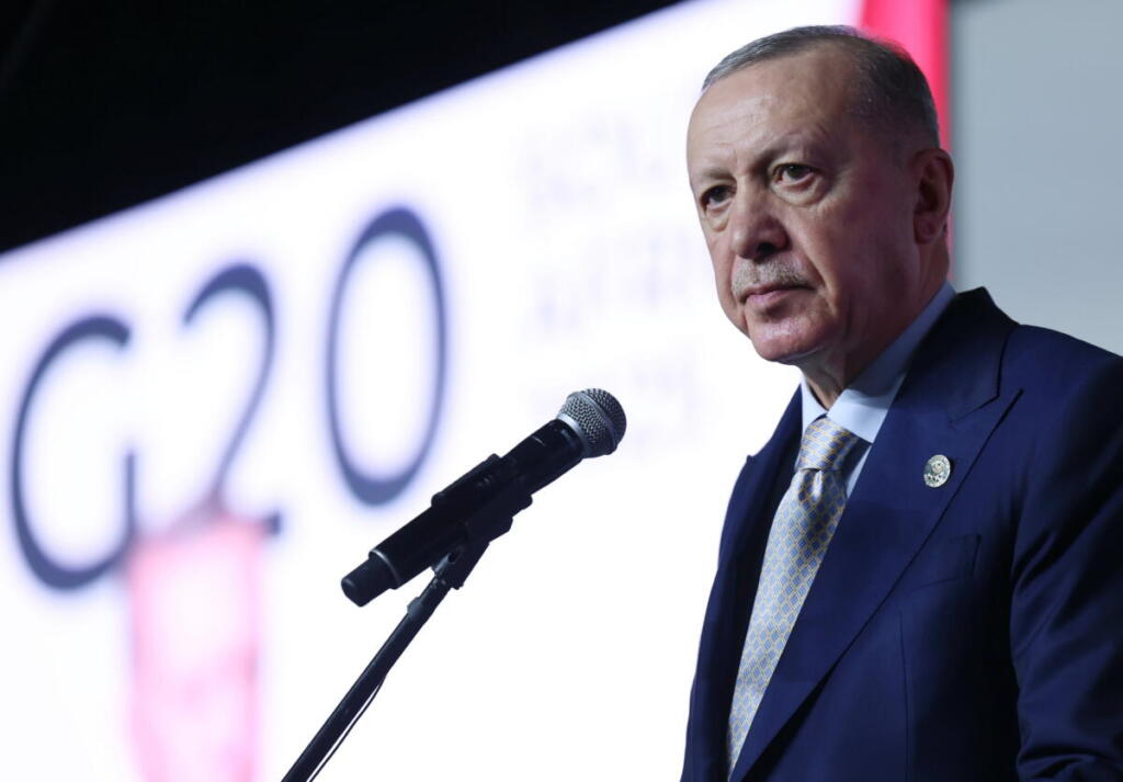 Erdogan in Arabia Saudita, verso un patto di difesa con Riad e Pakistan. IranWire: "Khamenei in condizioni critiche"