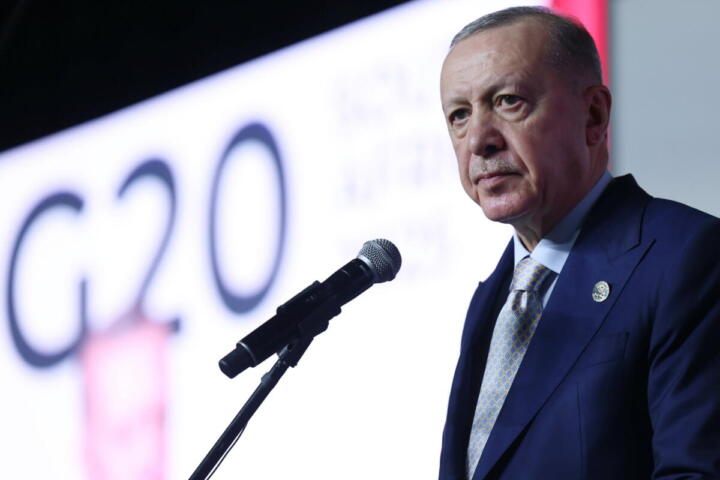 Erdogan in Arabia Saudita, verso un patto di difesa con Riad e Pakistan. IranWire: "Khamenei in condizioni critiche"