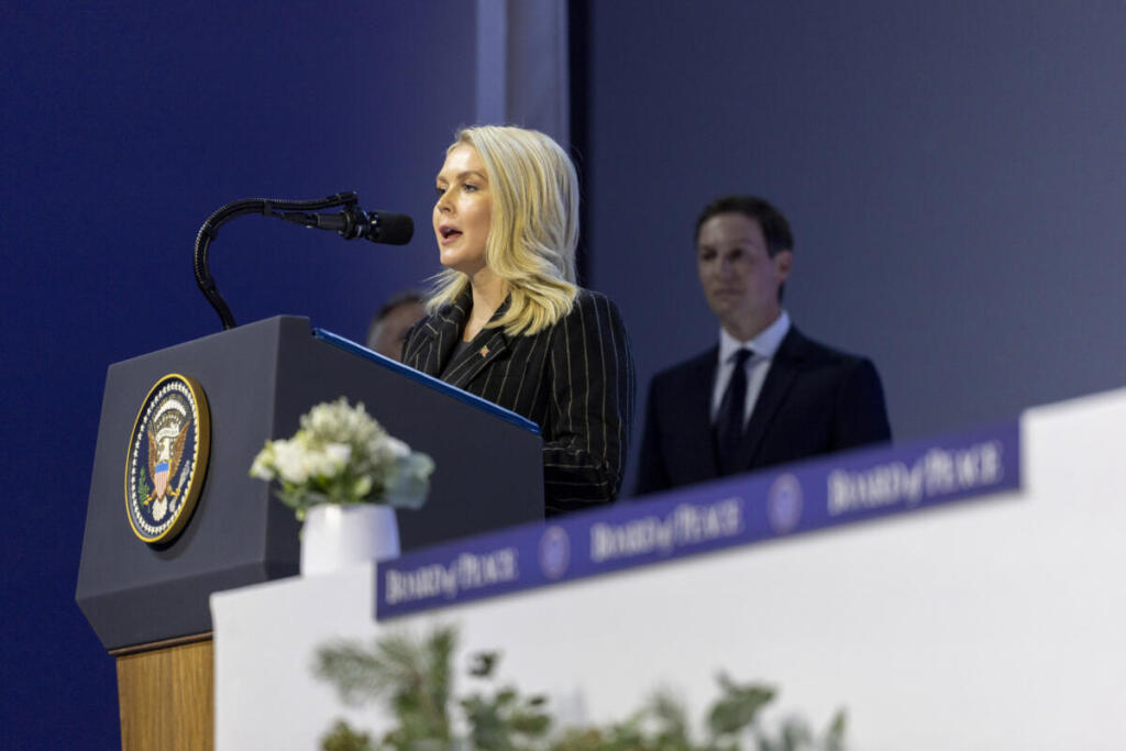 Il presidente Donald Trump ha annunciato mercoledì su Truth Social che Karoline Leavitt, 28 anni, lascerà il suo incarico di addetta stampa della Casa Bianca alla fine del mese. La decisione, ha spiegato il presidente, nasce dal desiderio di Leavitt di dedicare più tempo alla famiglia. Membro del team di Trump sin dai giorni della campagna presidenziale, Leavitt è stata una delle figure più fedeli dell’amministrazione, difendendo la Casa Bianca durante le controversie più delicate del secondo mandato: dallo scandalo Signalgate alla pubblicazione dei documenti Epstein, fino alla guerra con l’Iran. Nel suo post, Trump ha definito Leavitt “una voce influente all’interno del Partito Repubblicano” e ha annunciato che diventerà consigliera esterna in vista delle elezioni di medio termine. “Karoline continuerà a essere parte della nostra squadra, ma da una posizione diversa”, ha scritto il presidente. Leavitt, che ha fatto notizia per essere la più giovane addetta stampa nella storia della Casa Bianca, ha raccontato in un messaggio personale la difficoltà di conciliare maternità e lavoro: “Essere madre e accogliere un neonato mentre ricoprivo questo ruolo è stato il periodo più gratificante ma anche più impegnativo della mia vita. Da quando sono tornata dopo la nascita di mia figlia, ho sentito di non poter essere la migliore mamma che i miei due bambini meritano.” Nella sua lettera di addio, Leavitt ha ribadito la sua fedeltà al movimento MAGA, accusando i Democratici di voler “distruggere tutto ciò che di grande c’è in America”. Ha difeso anche la politica di apertura selettiva ai media voluta da Trump, spiegando che l’obiettivo era ampliare l’accesso a “voci influenti e patriottiche”, non limitarlo. Con la sua uscita, Trump perde una figura chiave della comunicazione, ma guadagna una nuova alleata fuori dai corridoi della Casa Bianca — pronta, come ha scritto lui stesso, “a continuare la battaglia per l’America, questa volta da casa”.  