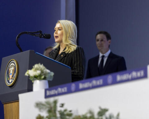 Il presidente Donald Trump ha annunciato mercoledì su Truth Social che Karoline Leavitt, 28 anni, lascerà il suo incarico di addetta stampa della Casa Bianca alla fine del mese. La decisione, ha spiegato il presidente, nasce dal desiderio di Leavitt di dedicare più tempo alla famiglia. Membro del team di Trump sin dai giorni della campagna presidenziale, Leavitt è stata una delle figure più fedeli dell’amministrazione, difendendo la Casa Bianca durante le controversie più delicate del secondo mandato: dallo scandalo Signalgate alla pubblicazione dei documenti Epstein, fino alla guerra con l’Iran. Nel suo post, Trump ha definito Leavitt “una voce influente all’interno del Partito Repubblicano” e ha annunciato che diventerà consigliera esterna in vista delle elezioni di medio termine. “Karoline continuerà a essere parte della nostra squadra, ma da una posizione diversa”, ha scritto il presidente. Leavitt, che ha fatto notizia per essere la più giovane addetta stampa nella storia della Casa Bianca, ha raccontato in un messaggio personale la difficoltà di conciliare maternità e lavoro: “Essere madre e accogliere un neonato mentre ricoprivo questo ruolo è stato il periodo più gratificante ma anche più impegnativo della mia vita. Da quando sono tornata dopo la nascita di mia figlia, ho sentito di non poter essere la migliore mamma che i miei due bambini meritano.” Nella sua lettera di addio, Leavitt ha ribadito la sua fedeltà al movimento MAGA, accusando i Democratici di voler “distruggere tutto ciò che di grande c’è in America”. Ha difeso anche la politica di apertura selettiva ai media voluta da Trump, spiegando che l’obiettivo era ampliare l’accesso a “voci influenti e patriottiche”, non limitarlo. Con la sua uscita, Trump perde una figura chiave della comunicazione, ma guadagna una nuova alleata fuori dai corridoi della Casa Bianca — pronta, come ha scritto lui stesso, “a continuare la battaglia per l’America, questa volta da casa”.  