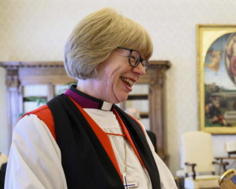 L'Arcivescova di Canterbuty chiude il tour africano con un appello alla pace e difende il fondo della Chiesa per la tratta degli schiavi