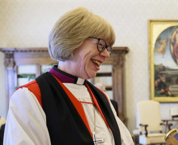 L'Arcivescova di Canterbuty chiude il tour africano con un appello alla pace e difende il fondo della Chiesa per la tratta degli schiavi