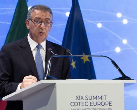 Portogallo, il presidente Seguro promulga la legge sul volto scoperto: polemiche sul 'burqa law'