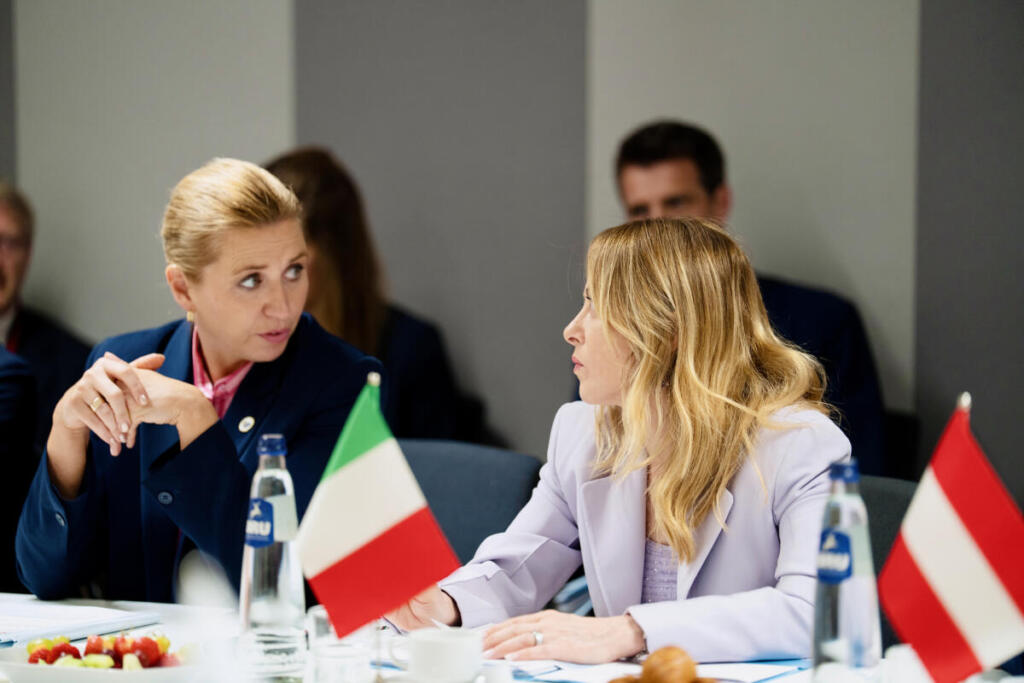 Migranti, asse Meloni-Frederiksen: “Più espulsioni e centri di rimpatrio fuori dall’Europa”