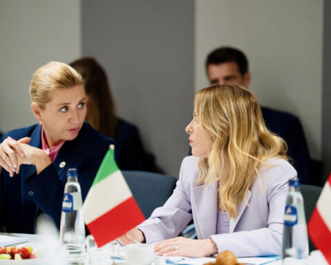 Migranti, asse Meloni-Frederiksen: “Più espulsioni e centri di rimpatrio fuori dall’Europa”